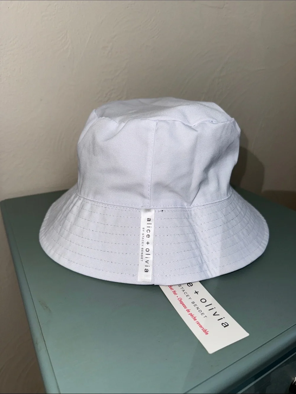 Alice + Olivia x FabFitFun Reversible Daisy Bucket Hat NWT